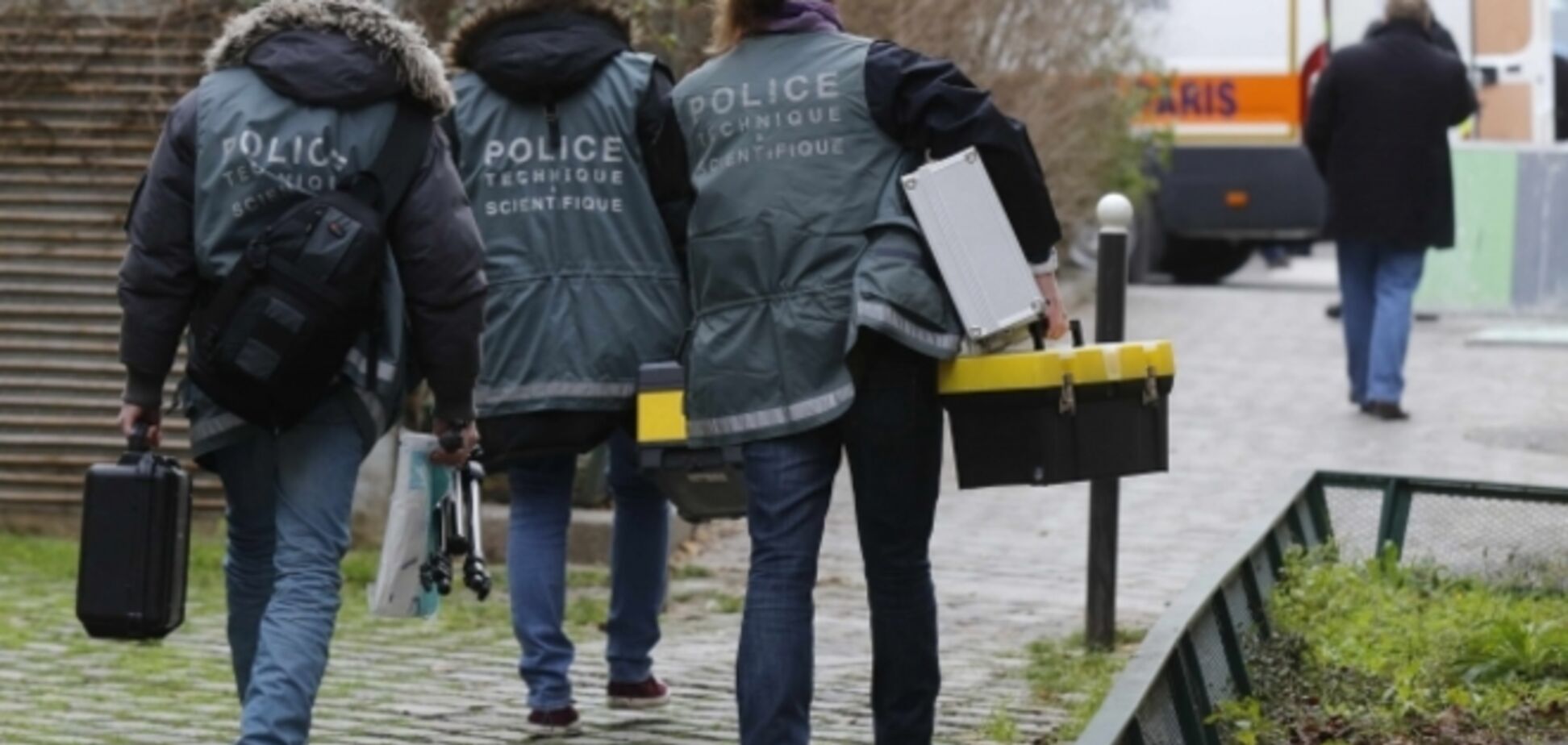 Двое подозреваемых в расстреле редакции Charlie Hebdo спрятались в доме на севере Франции - СМИ