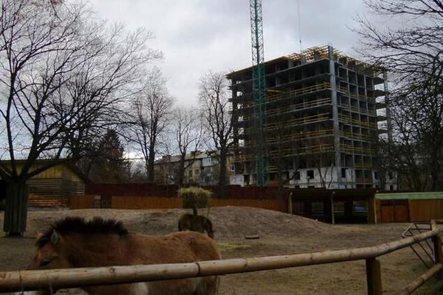 Рядом с вольерами киевского зоопарка строят высотку