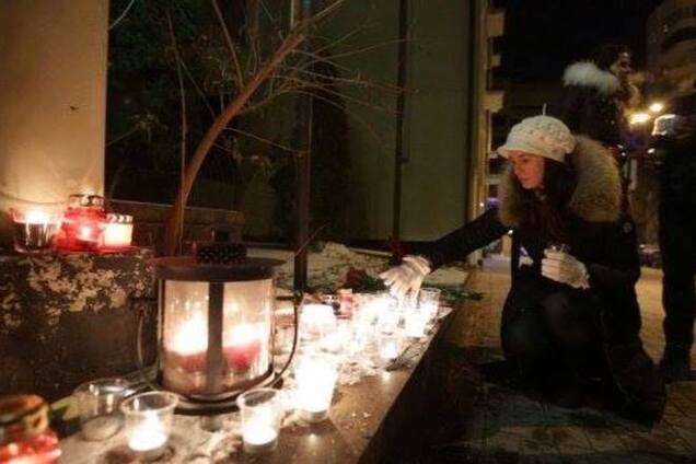 Ночью киевляне несли цветы к посольству Франции: опубликованы фото