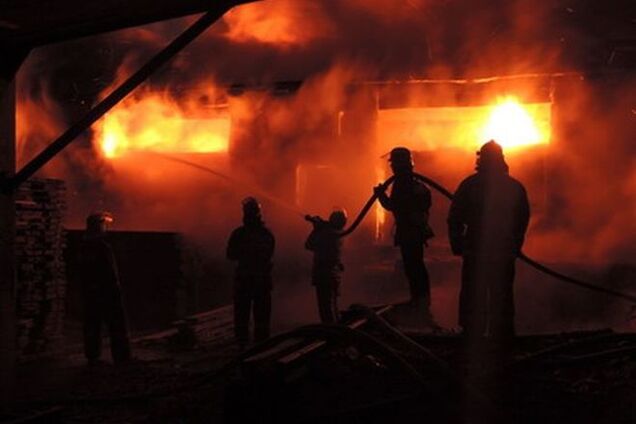 В Киеве большой пожар: горит деревообрабатывающий цех