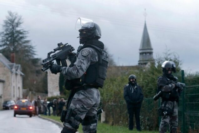 Полиция Франции готовится 'брать' подозреваваемых в расстреле журналистов Charlie Hebdo