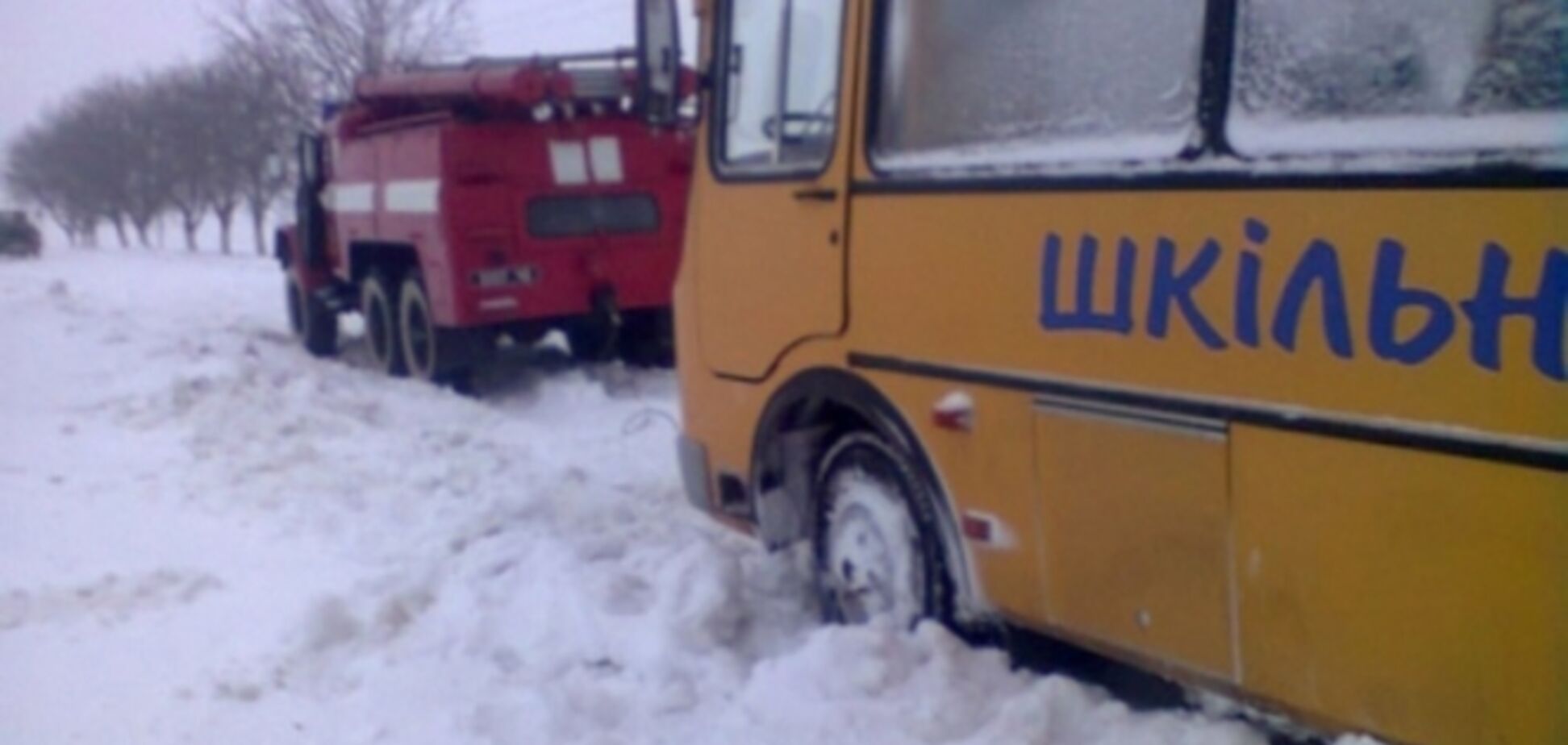 В Днепропетровской области школьный автобус с 16 детьми застрял в сугробе