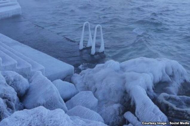 В Крыму из-за аномального мороза сковало льдом причалы Севастополя: фотофакт