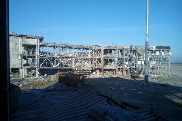 Две 'Ноны' катаются по району, прилегающему к аэропорту и работают на две стороны