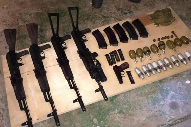 В Мариуполе милиция изъяла арсенал оружия: опубликовано фото