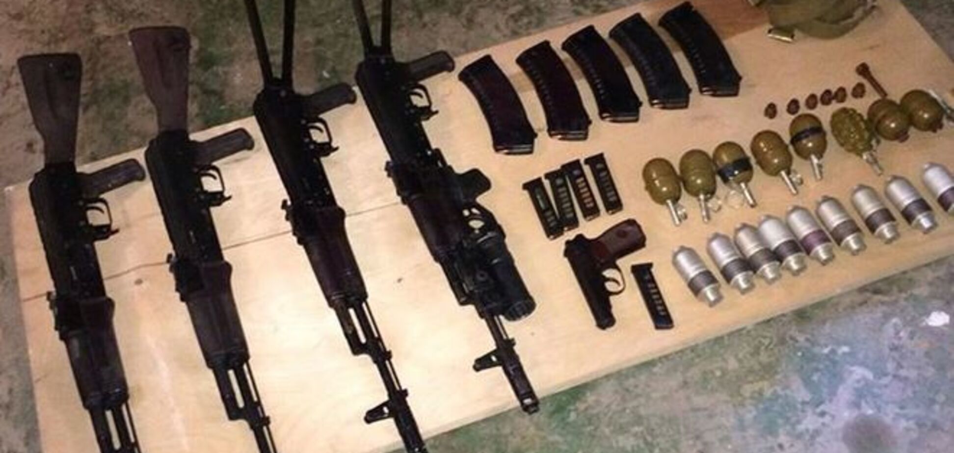 В Мариуполе милиция изъяла арсенал оружия: опубликовано фото