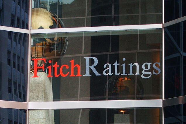 Fitch понизило кредитный рейтинг России до 'мусорного' уровня