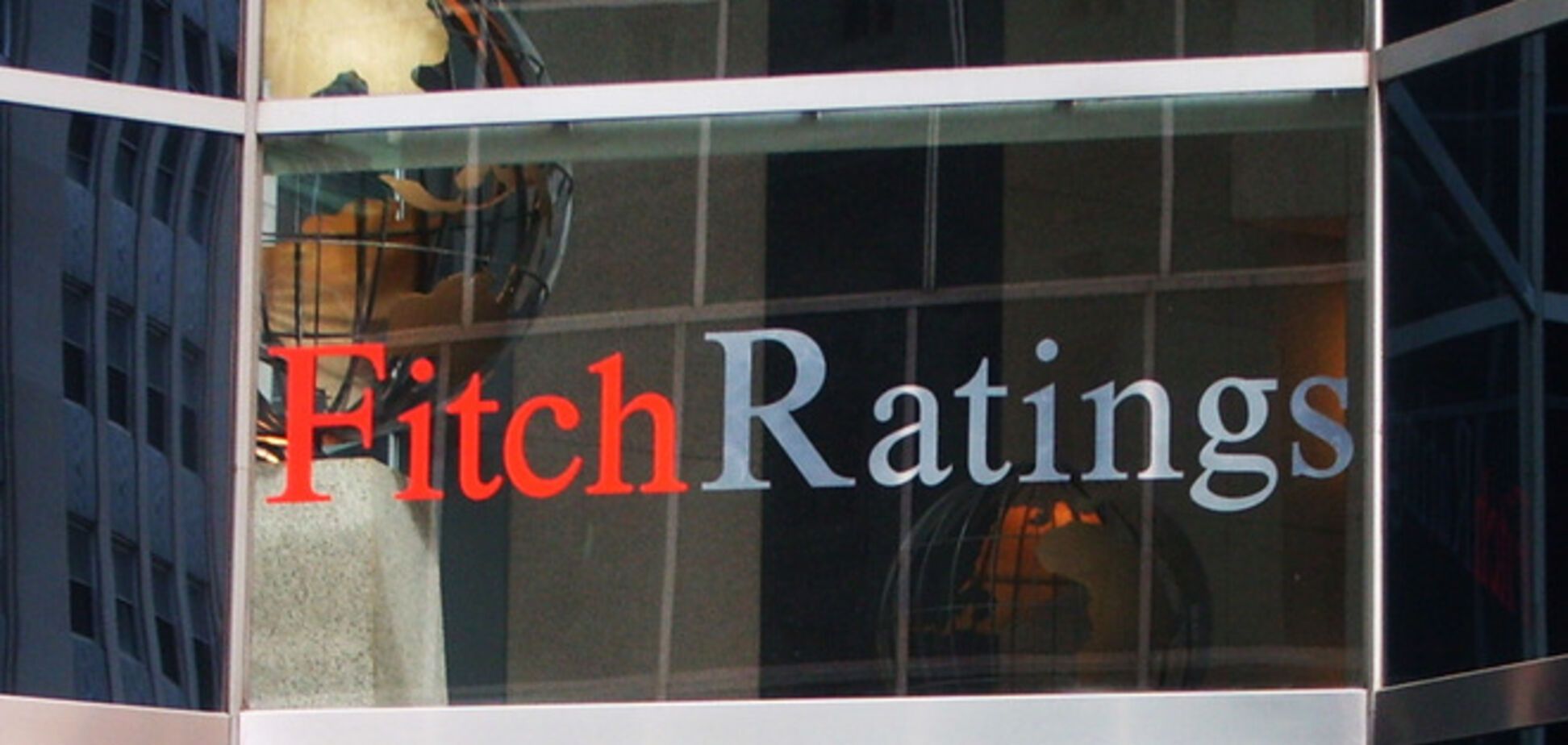 Fitch понизило кредитный рейтинг России до 'мусорного' уровня