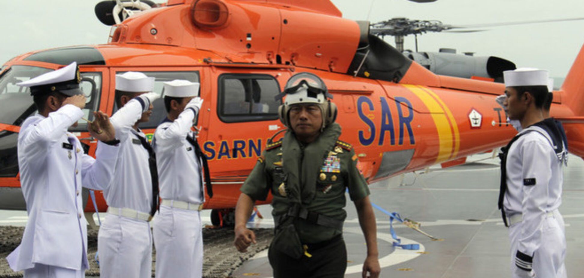 Спасатели зафиксировали сигналы 'черных ящиков' самолета AirAsia