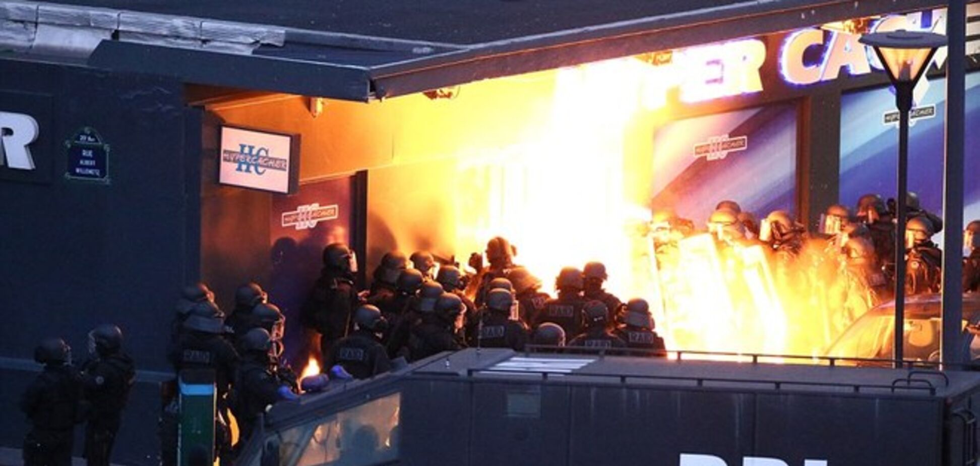 Опубликованы новые фото штурма террористов в Париже