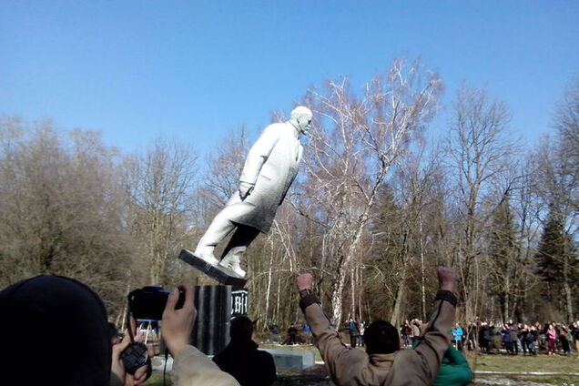 Под Харьковом снесли еще один памятник Ленину