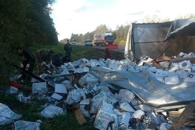'Наливай!' В России перевернулась фура с водкой