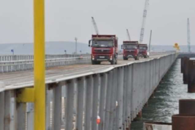 В России заявили о 'первых грузовиках', которые прошли через Керченский мост