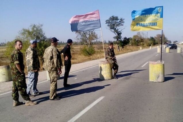 К блокаде Крыма подключился 'Азов': будем столько, сколько нужно