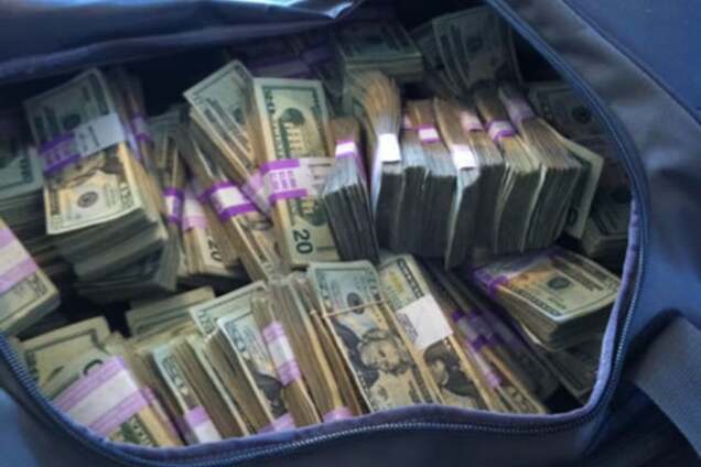 Разбой в Киеве: у мужчины украли сумку денег