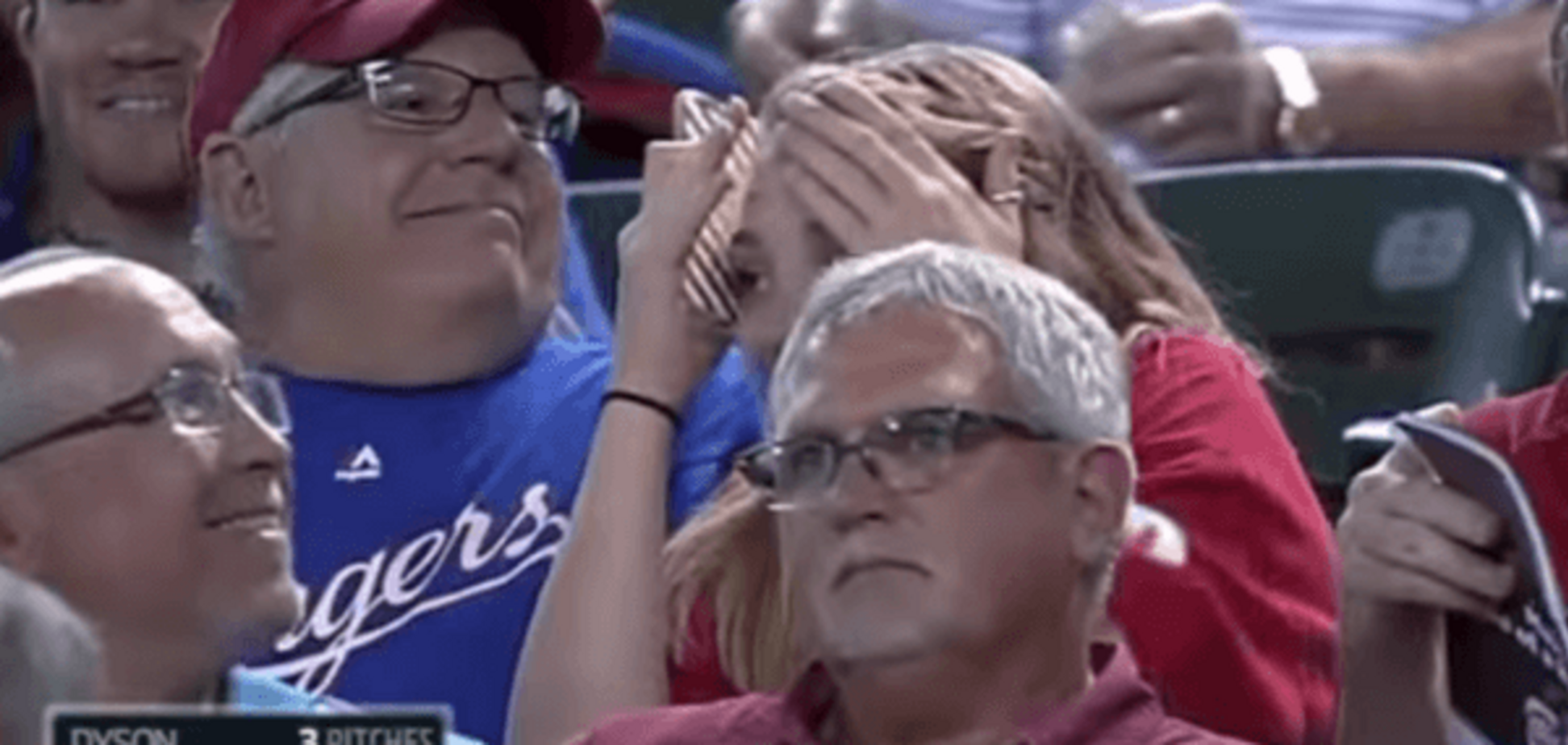 Дикие шутки: конь с удочкой до смерти напугал болельщицу во время матча: курьезное видео