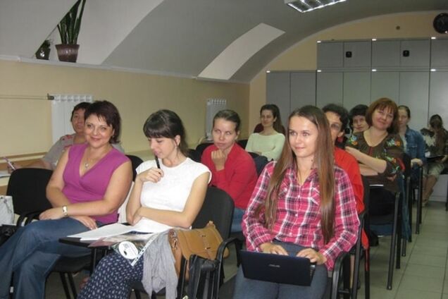 На безкоштовні курси української мови записалися чиновники з Кабміну