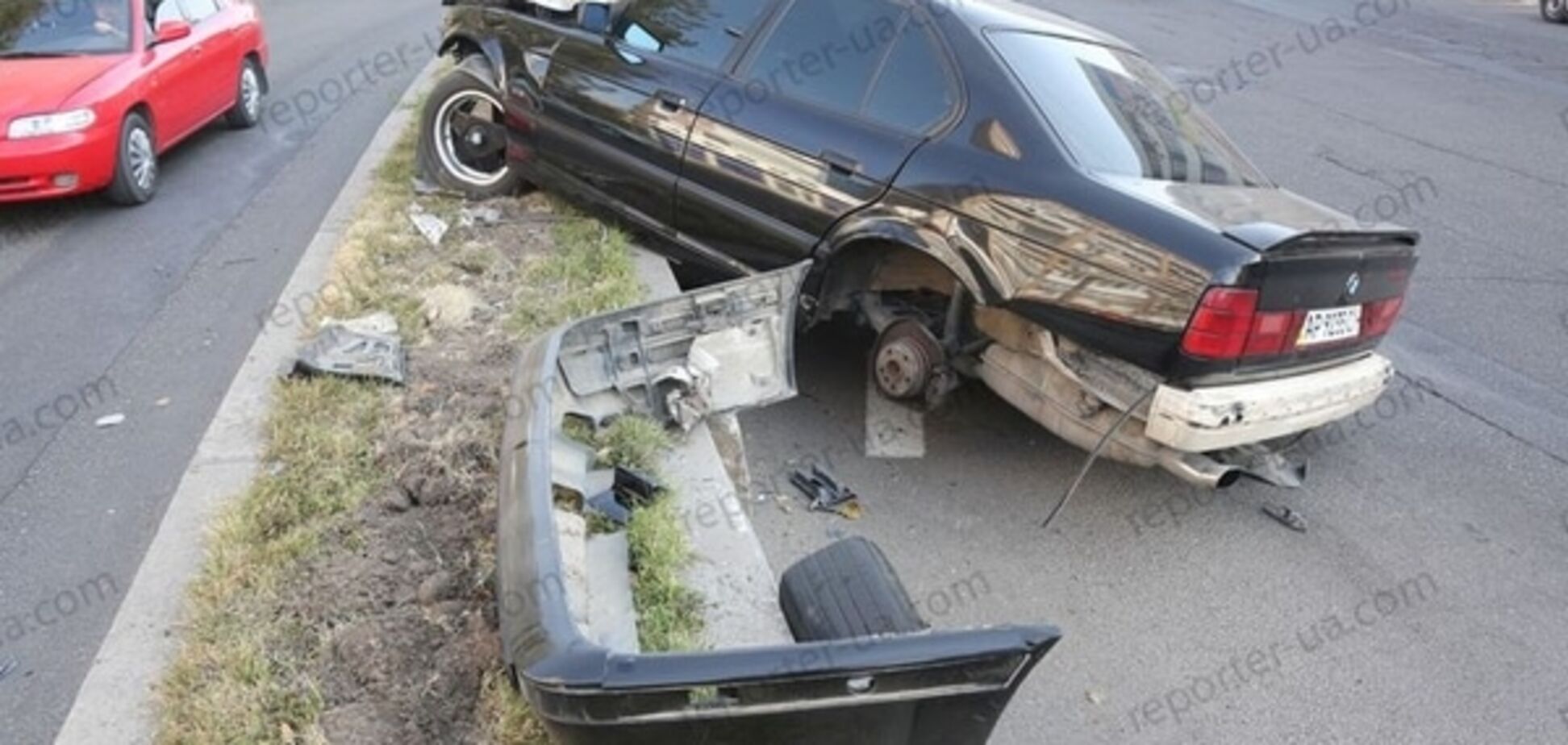 Девушка на BMW 'залетела' на бетонную ограду в Запорожье: фото с места ДТП