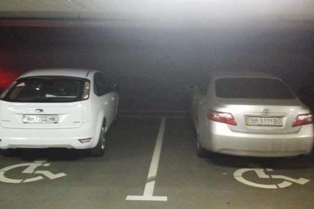 'Инвалиды' с Донбасса заполонили парковку в Киеве: фото нарушителей