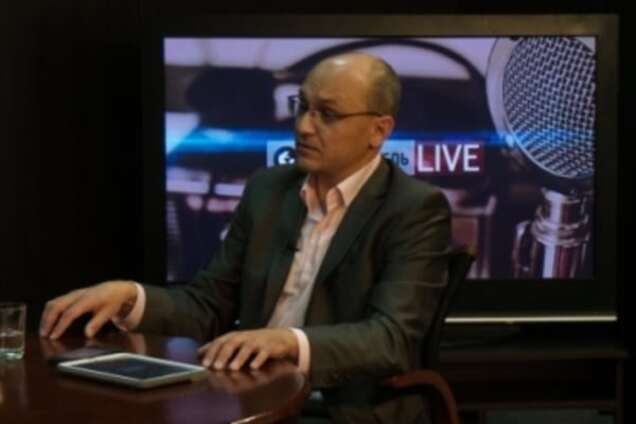 Хазан: портреты Порошенко в кабинетах чиновников – пережиток советской пропаганды