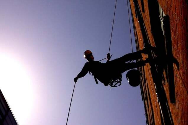 В Киеве альпинист чудом выжил, сорвавшись с 4 этажа