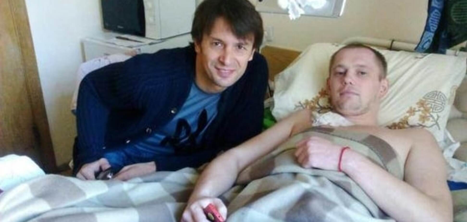 Шовковский проведал раненого бойца батальона 'Донбасс': фотофакт