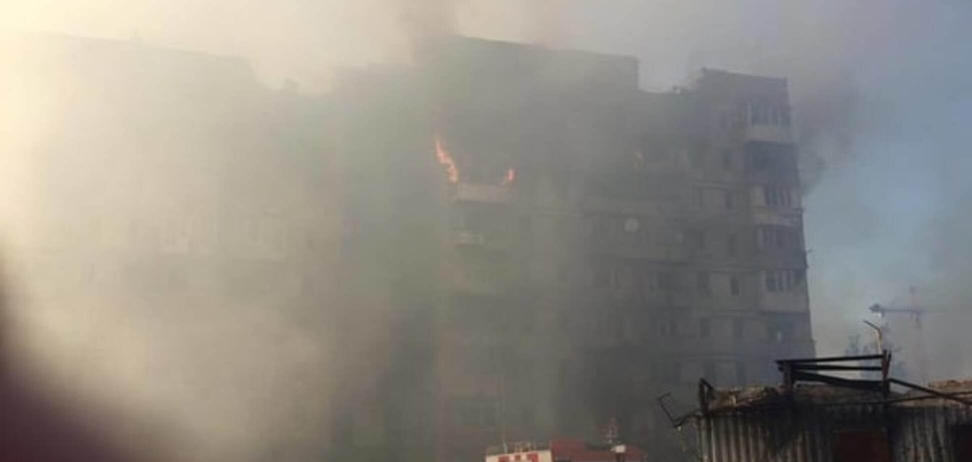 В Донецке загорелся дом, из которого Гиви и Моторола обстреливали донецкий аэропорт: опубликованы фото