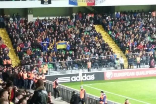 В Молдове фанаты 'дразнили' россиян украинским флагом: фотофакт