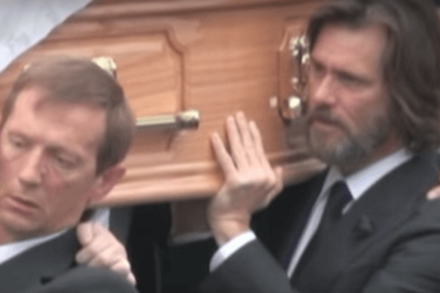 Трагедия Джима Керри: актер на похоронах нес гроб с бывшей возлюбленной. Видеофакт