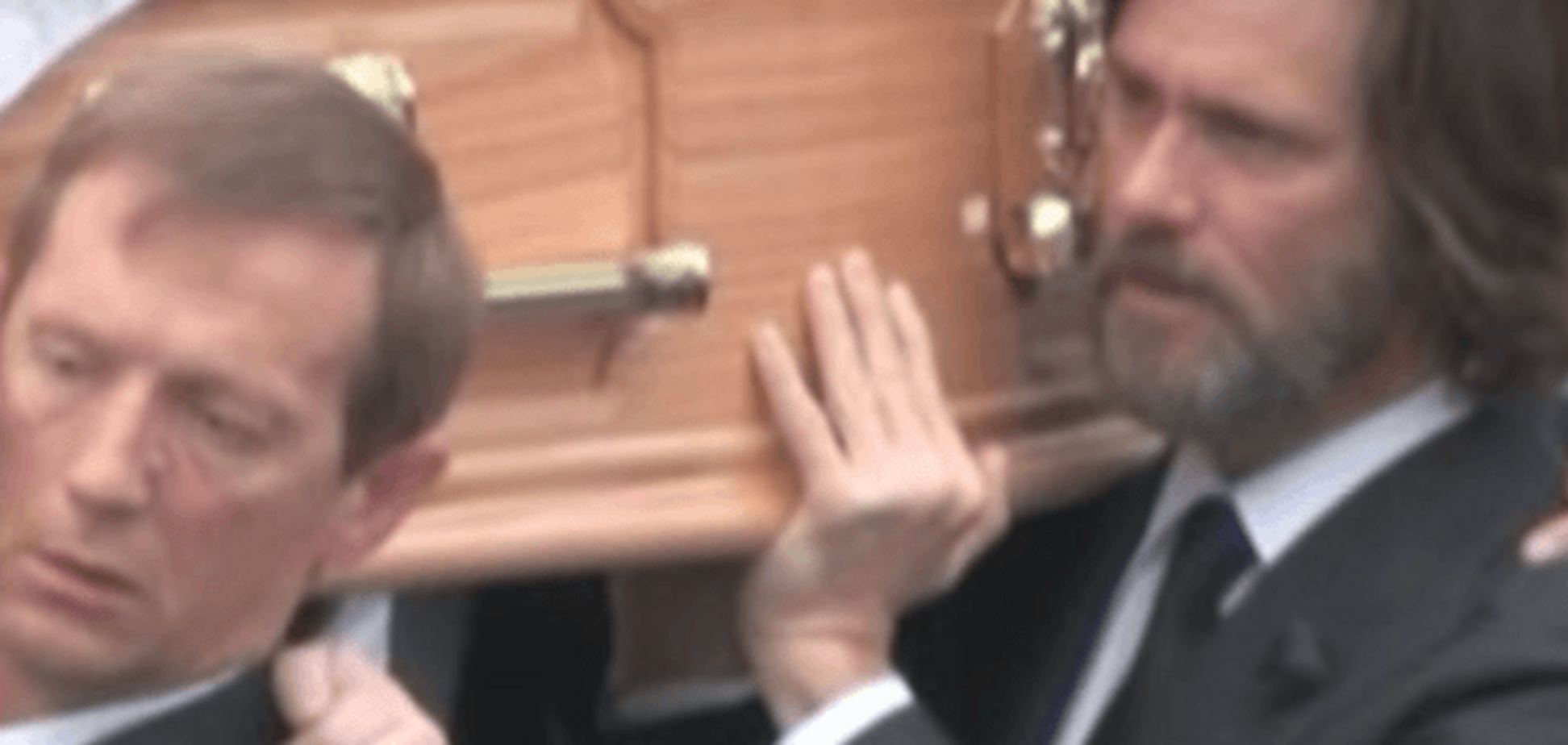 Трагедия Джима Керри: актер на похоронах нес гроб с бывшей возлюбленной. Видеофакт