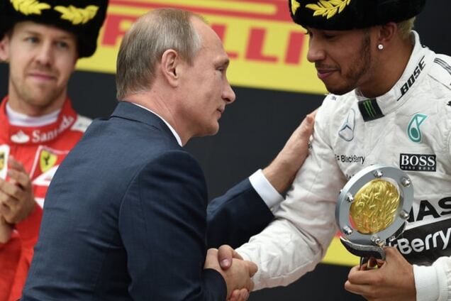 Шапки-ушанки на пилотах и Путин с кубком: в России пафосно прошла гонка Формулы-1