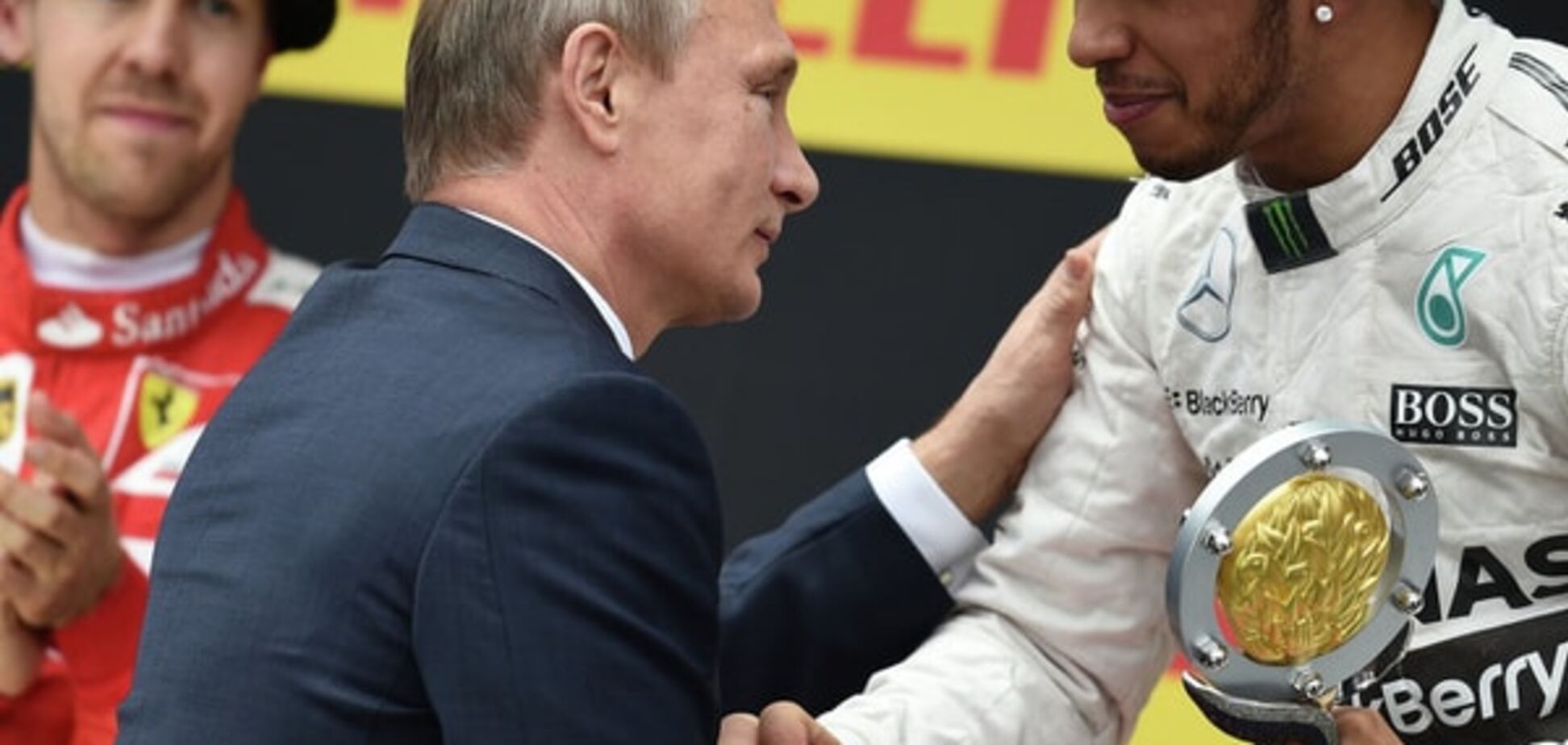 Шапки-ушанки на пилотах и Путин с кубком: в России пафосно прошла гонка Формулы-1