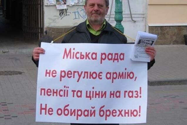 Украинец устроил акцию против лжи участников выборов: фотофакт