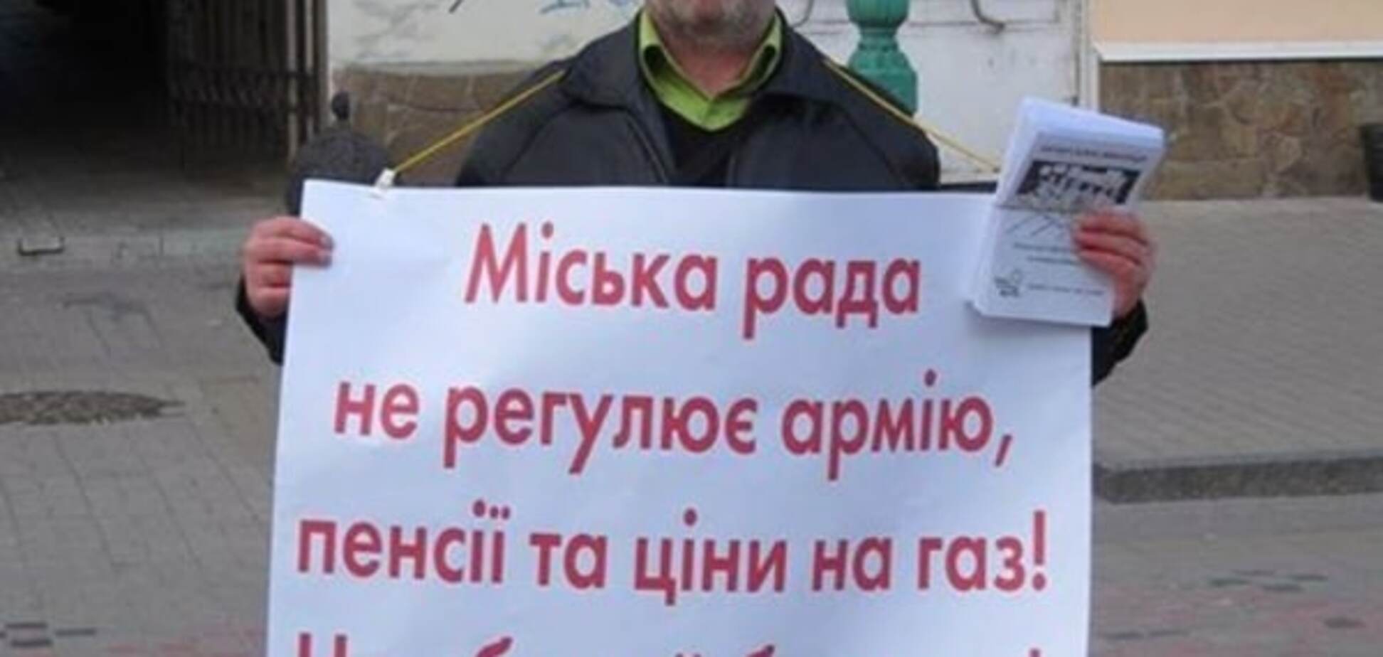 Украинец устроил акцию против лжи участников выборов: фотофакт