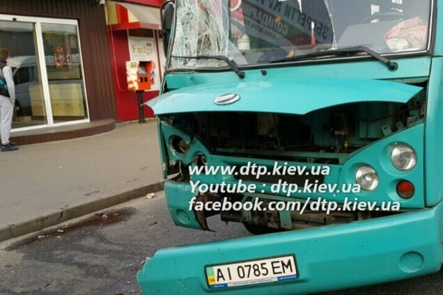 В Киеве маршрутки не поделили остановку: фото с места аварии