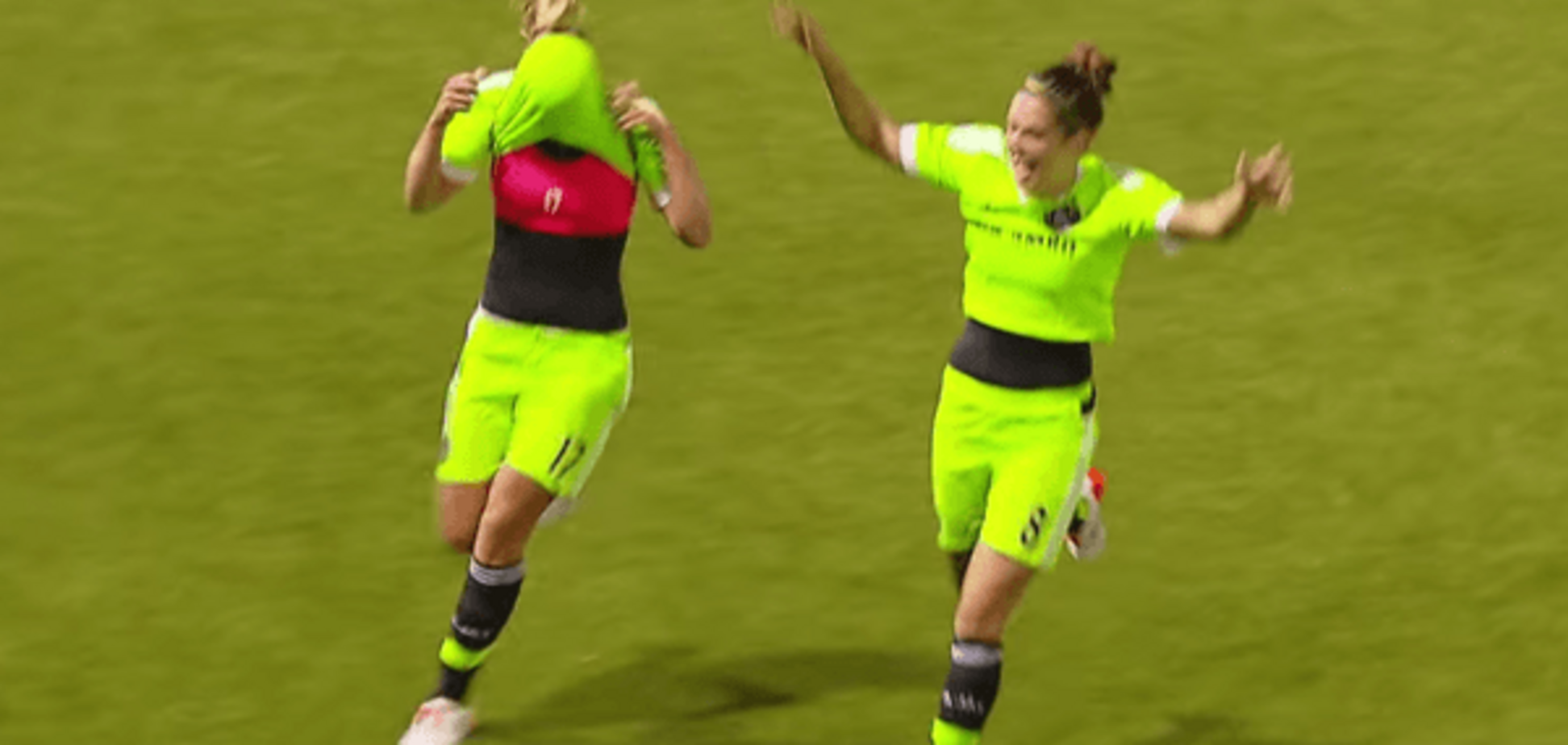 Эротический облом: футболистка неожиданно сняла футболку, отмечая забитый гол