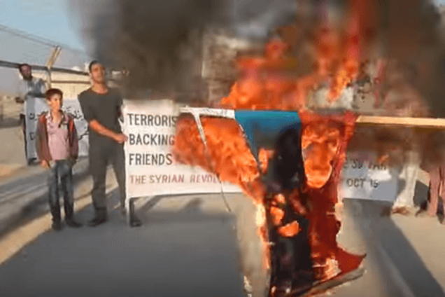 Гори-гори ясно: в Сирії протестувальники спалили прапор Росії-агресора. Відеофакт