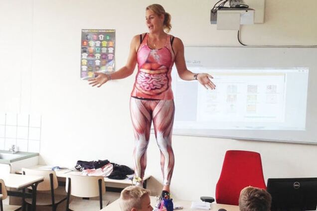 В Голландии учительница, рассказывая об анатомии, разделась перед детьми: видеофакт