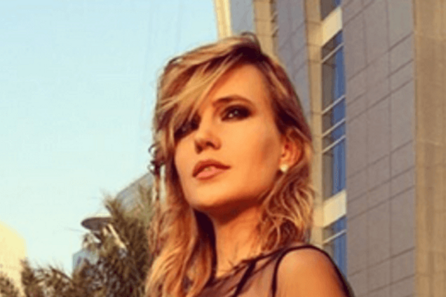 Сексуальная Глюкоза показала тело в прозрачной кофточке: фотофакт