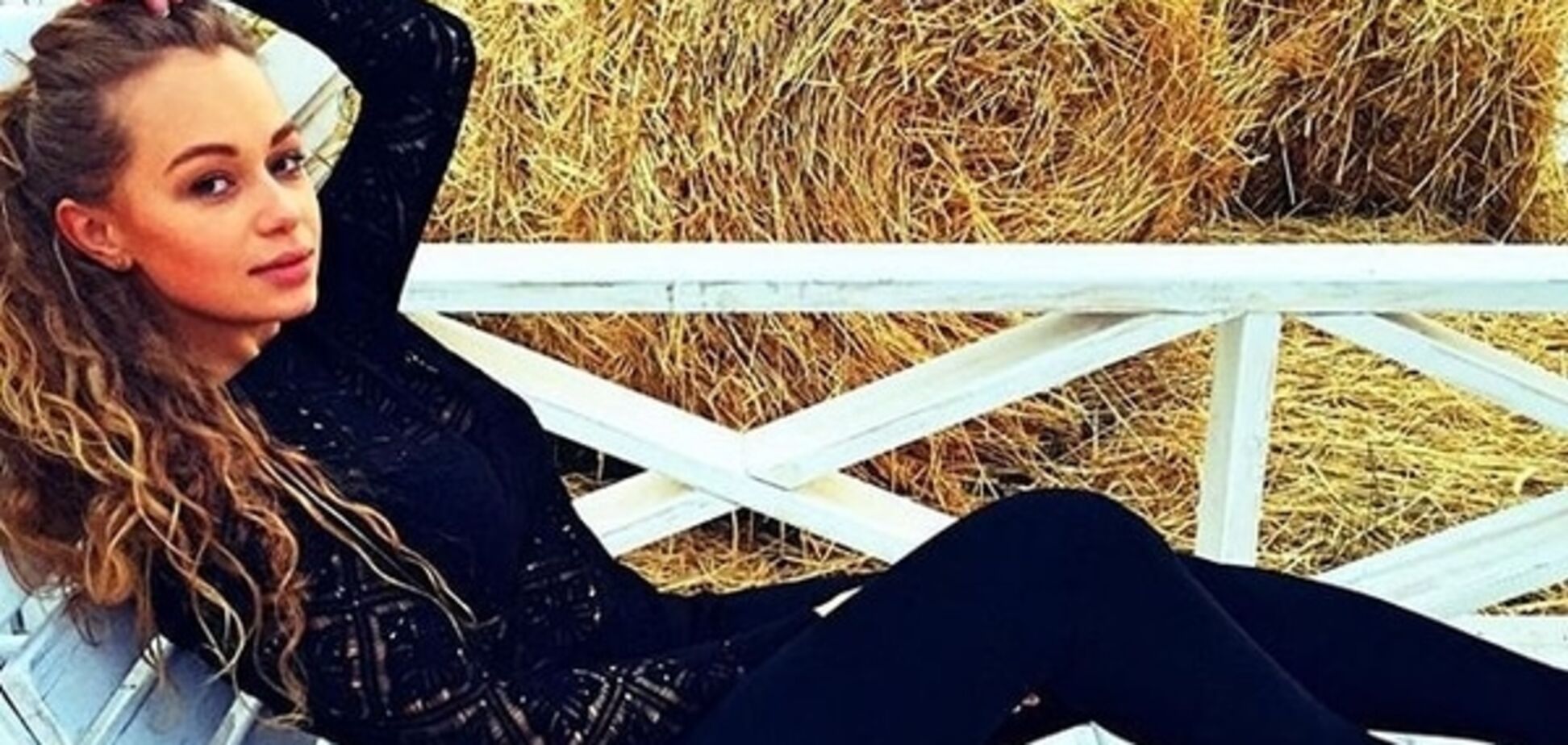 Яна Соломко удивила постройневшей фигурой на сеновале
