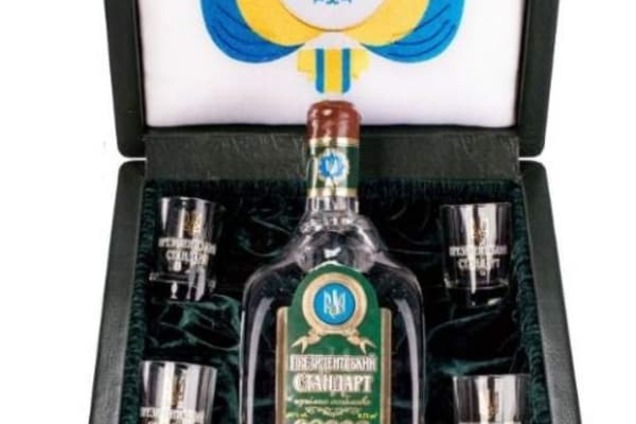 Для Порошенко закупят музыкальные шкатулки с водкой за 3 тыс. гривен