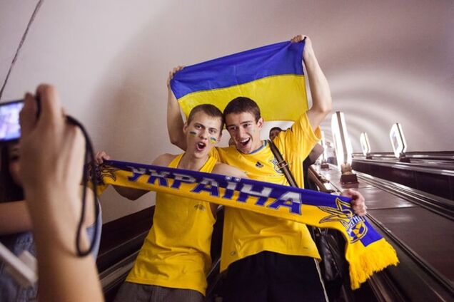Фанаты взорвали киевское метро гимном Украины после матча с Испанией: патриотическое видео