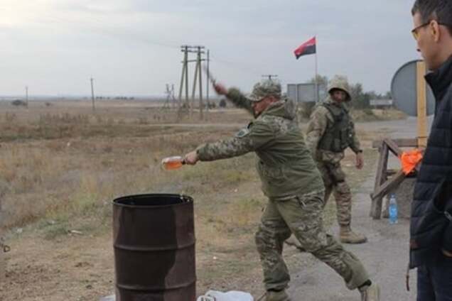 Бойцы ПС уничтожили дорогое вино из Франции на въезде в Крым: опубликованы фото