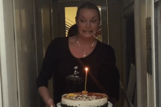 С днем рождения, аминь! Волочкова поздравила друга тортом с церковной свечкой: фотофакт