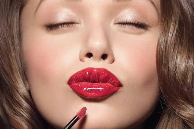 Косметолог назвала топ-10 признаков, что у девушки 'сделаны' губы