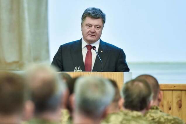 Порошенко подчеркнул абсурдность даты 23 февраля для украинцев