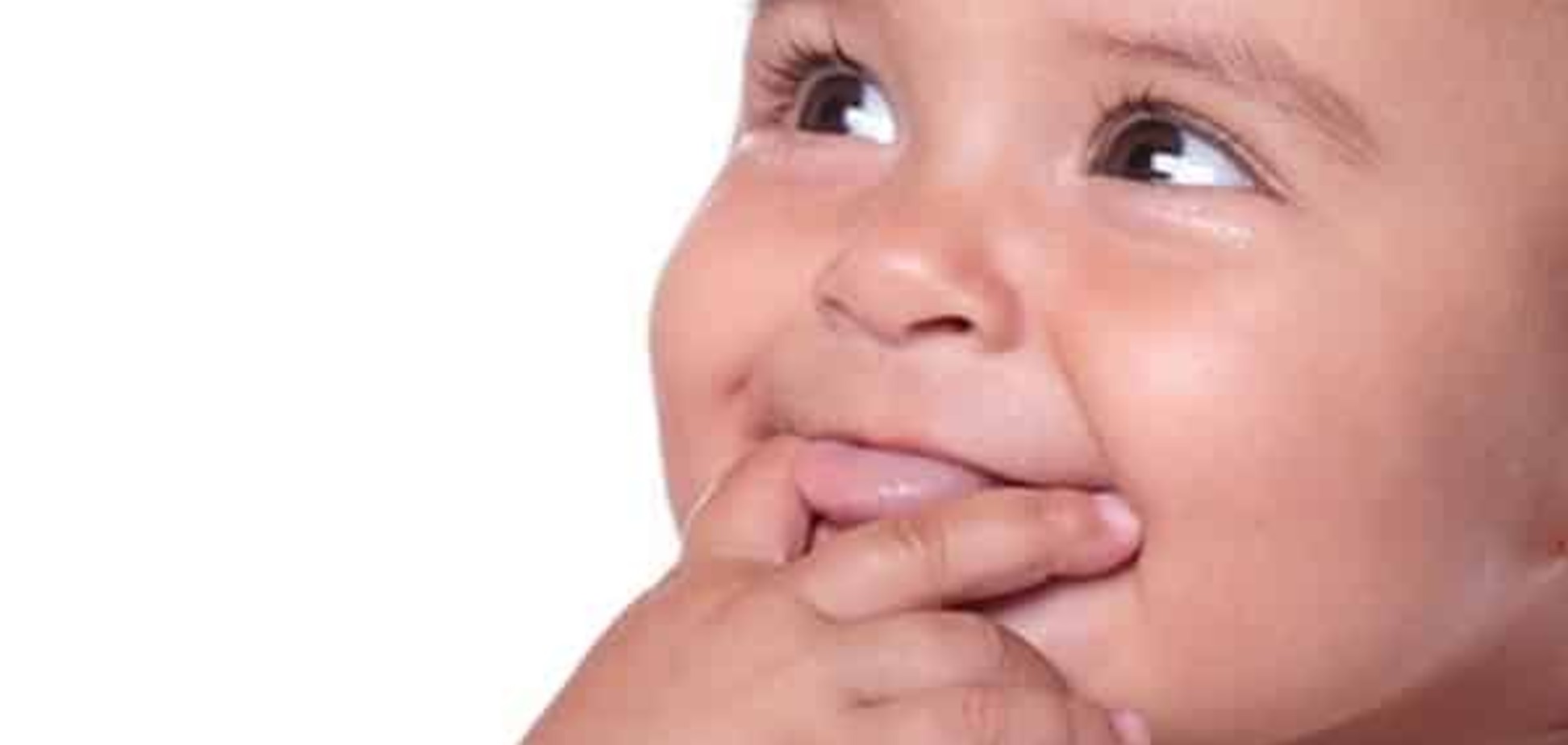 Ученые рассказали, как младенцы манипулируют улыбками мам