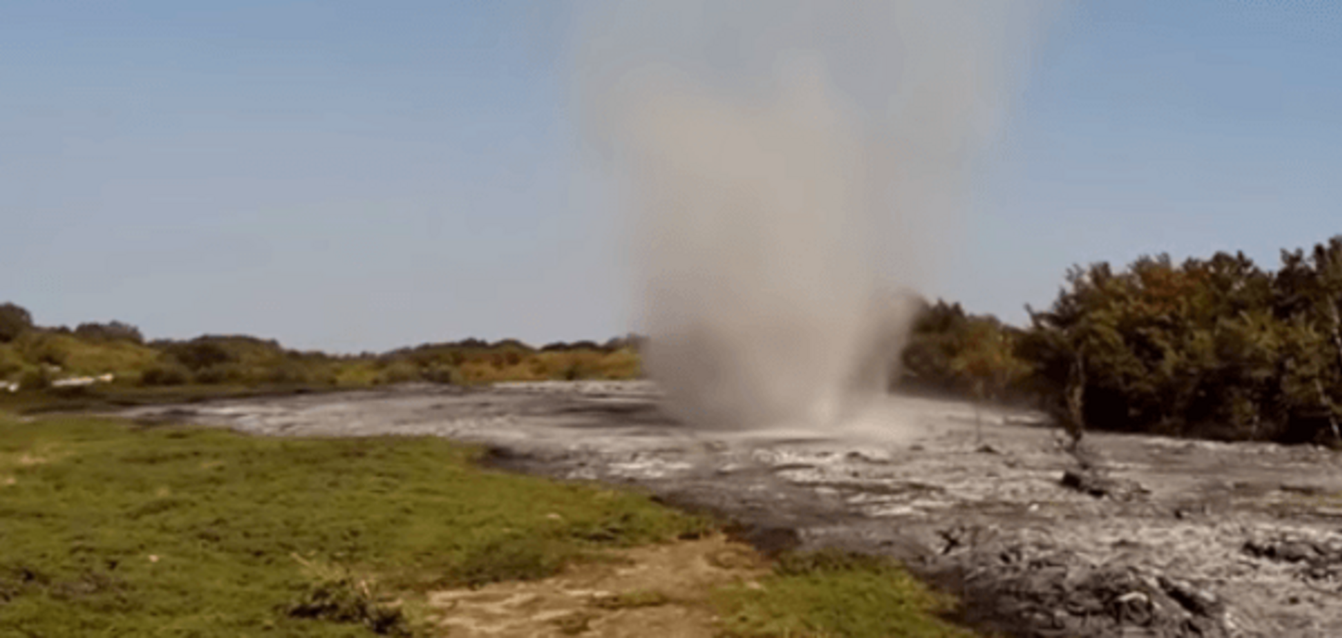 Смерч из пепла: в горах Крыма засняли редкое явление. Видеофакт