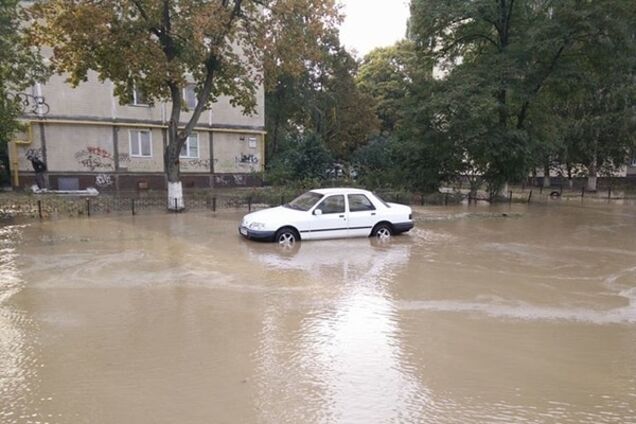 В Киеве улицу затопило горячей водой: фотофакт