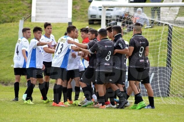 Футбольный матч юношеских команд в Уругвае закончился рукопашной на поле: видео инцидента